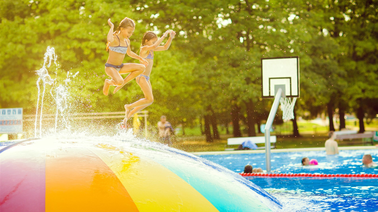 Bükfürdő – Kinder springen ins Außenbecken - Thermenurlaub auch für Familien
