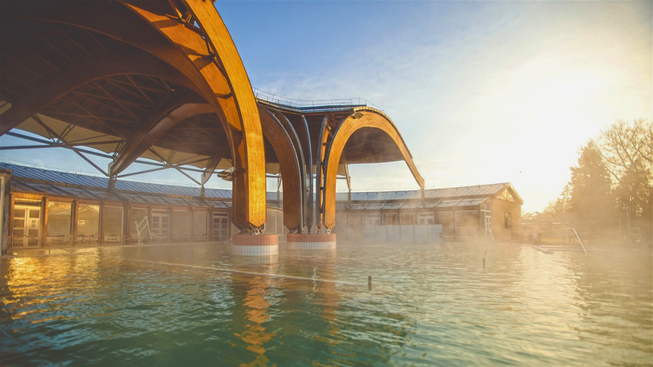 Bükfürdő – Szent Kelemen medence, dampfendes Thermalbecken für den Thermenurlaub