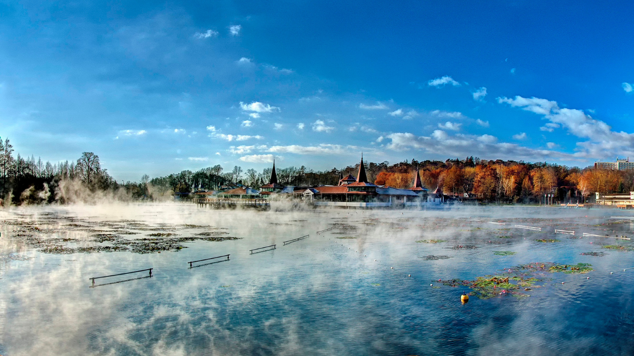 Hévízer Thermalsee im Winter / dampfender See